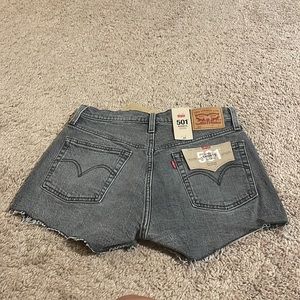 NWT Grey Denim Levi’s 501 High Rose Short Size 27